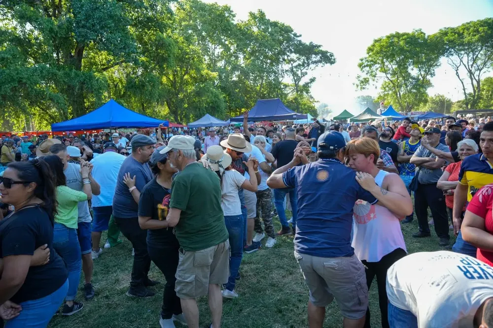 Gente bailando en el Festival del Costillar Criollo